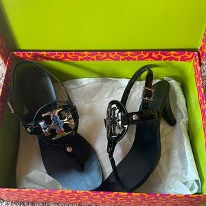 New in box Black/silver Tory Burch Holly 2 thong sandal size 5.5